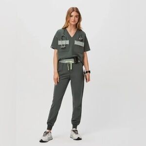 FIGS Bonsai Bello Cargo Scrub Top - Size S